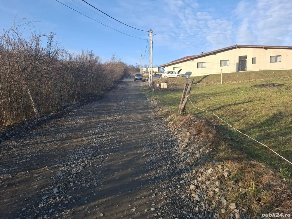 Teren de vanzare la intrare in Jelna