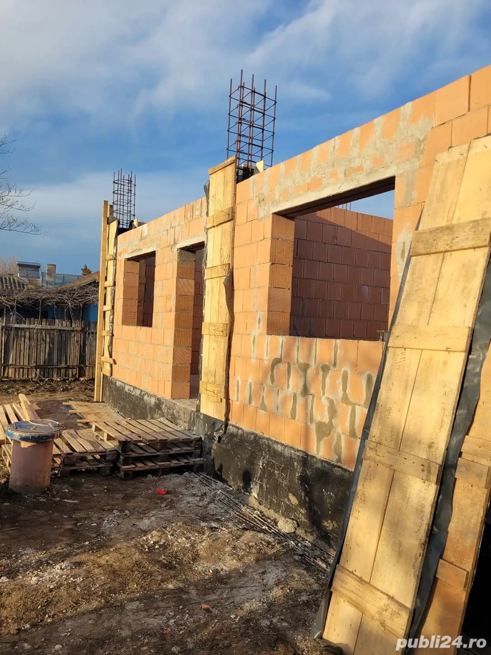 Angajam  baietii  calificați in constructii 