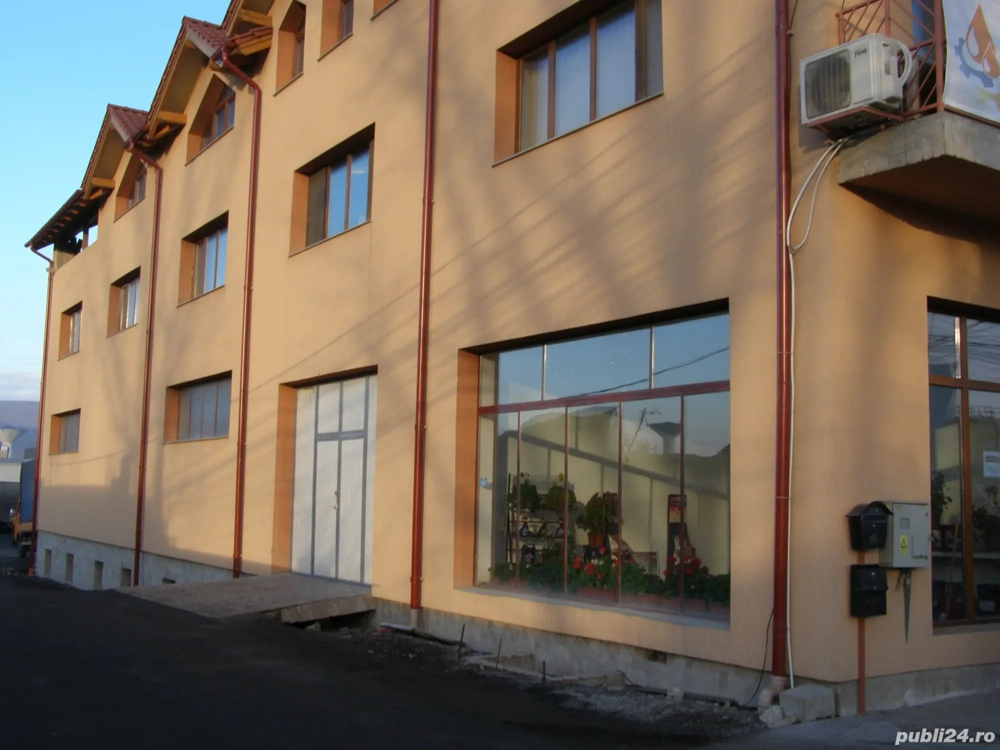 Dau în chirie spaţiu pentru Depozit, Magazin, Sowroom