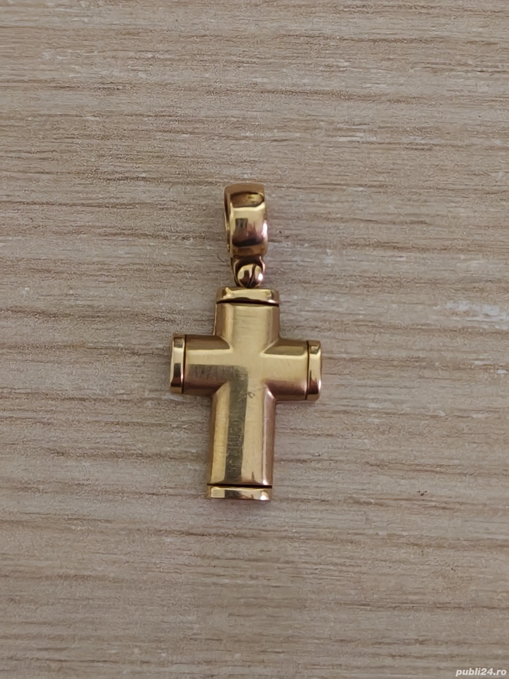 Cruciulita  Aur 14 K - Stare  Foarte  Buna