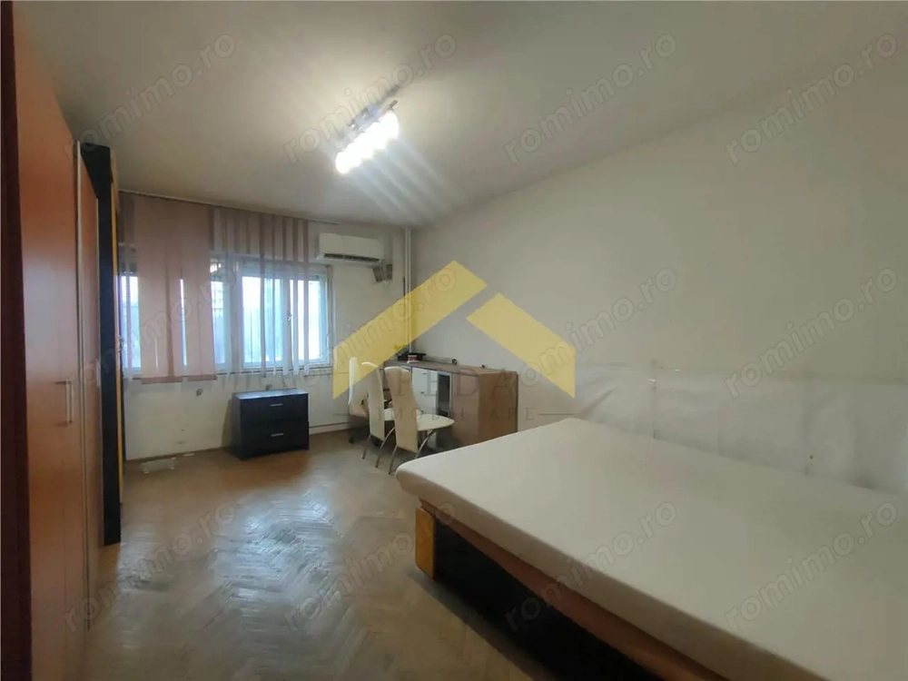 Apartament 3 camere de vanzare zona Intim