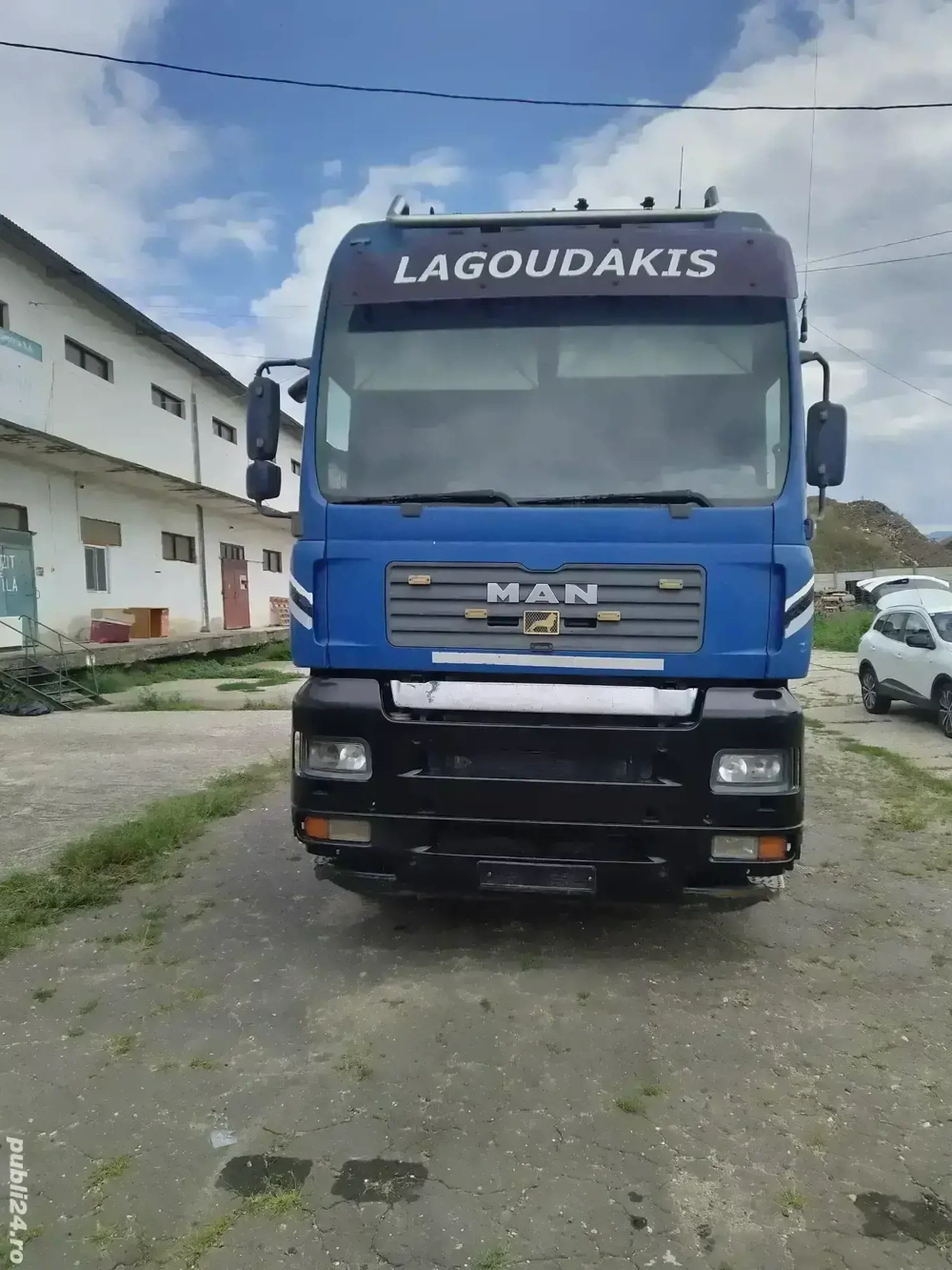 Camion basculabil cu macara