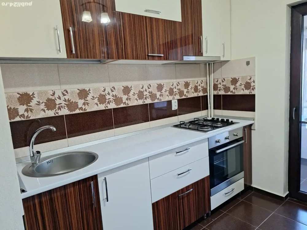 Închiriez apartament cu doua camere, in zona centrala.
