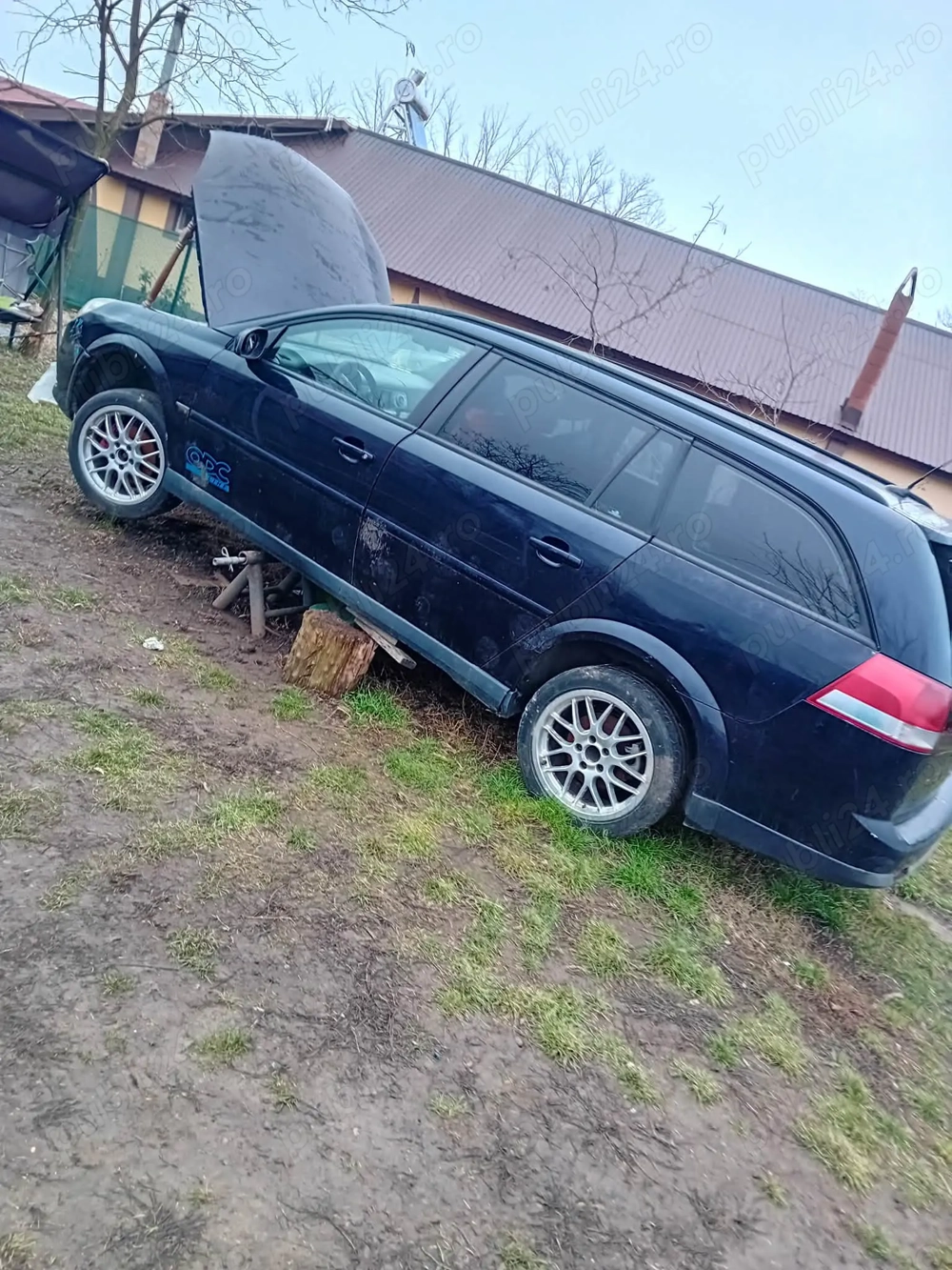 Vand masina avariata pentru piese