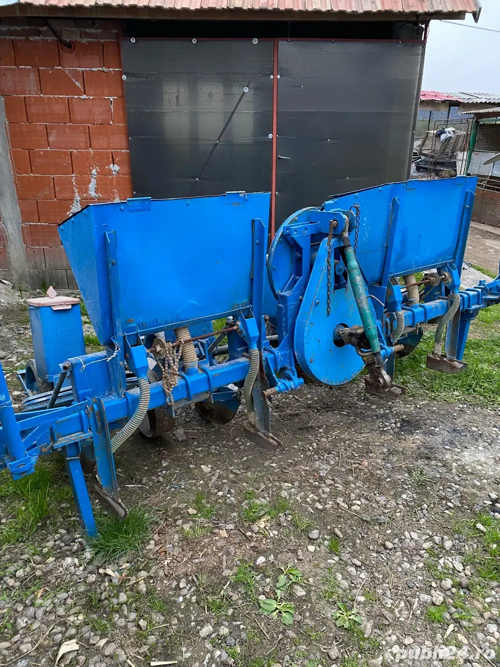 Vând  semanatoare de porumb spc4 