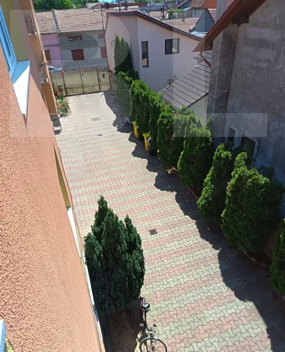 Vand apartament in cartier de case