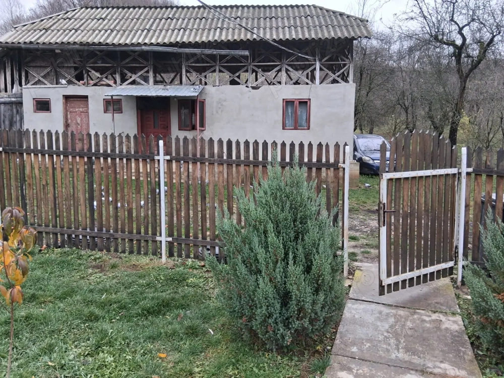 Casa cu 1000 m2 teren, 40 km Sinaia, 15km Pucioasa
