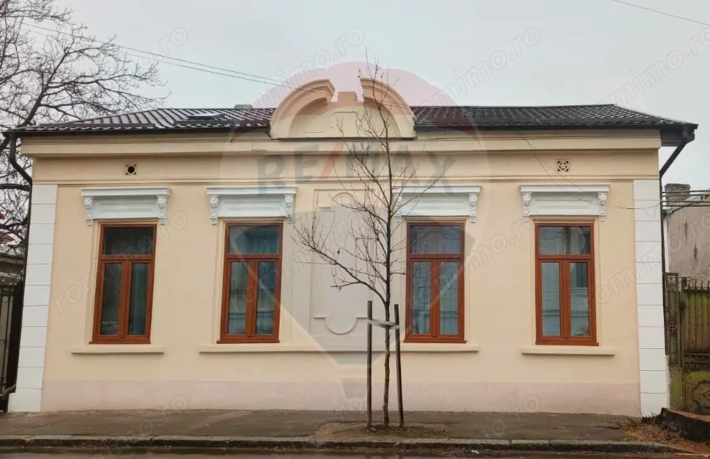 Casă cu 3 camere de vânzare în zona Centrală