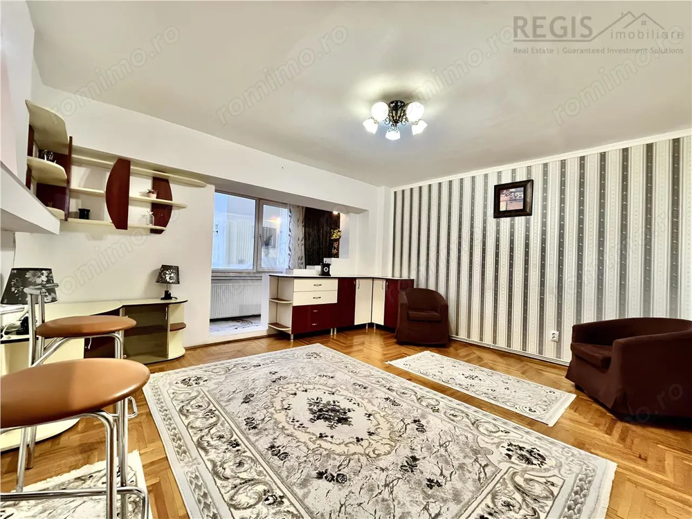 Garsoniera la Etaj Intermediar pe str De Mijloc