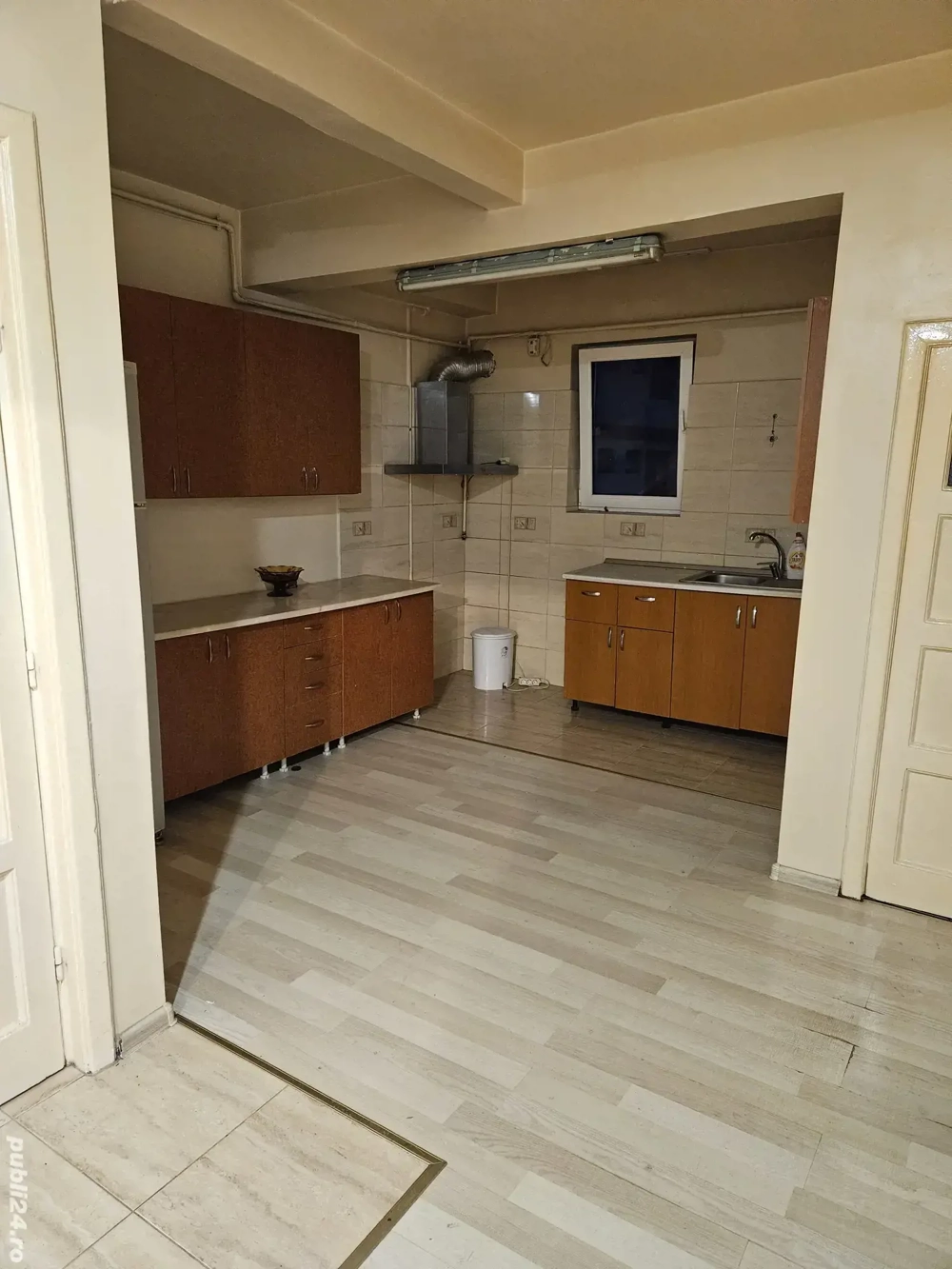 apartament 4 camere de închiriat 