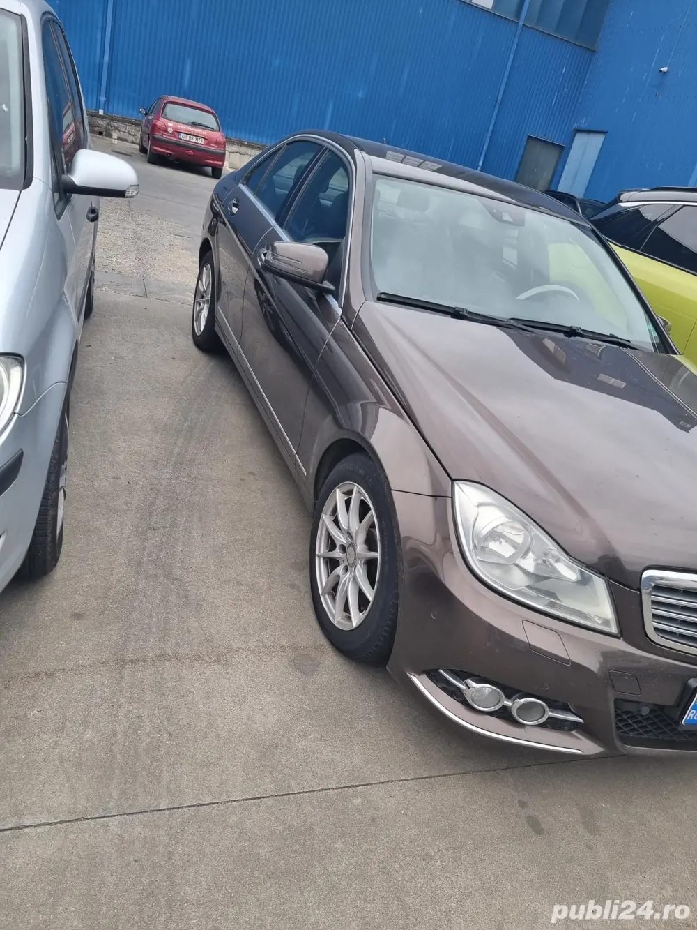 Vând urgent mașina! 