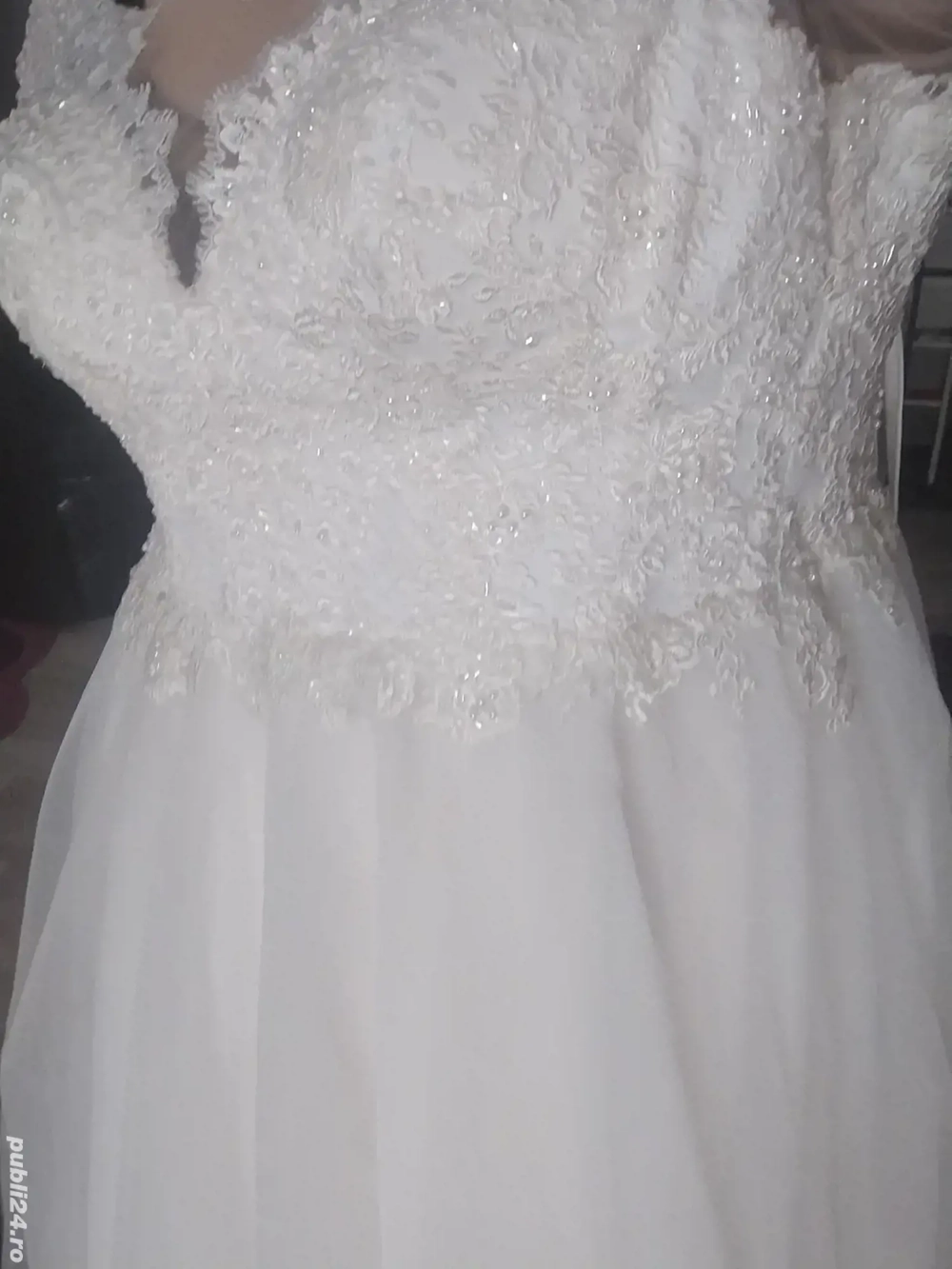 rochie mireasa cu perle aplicate