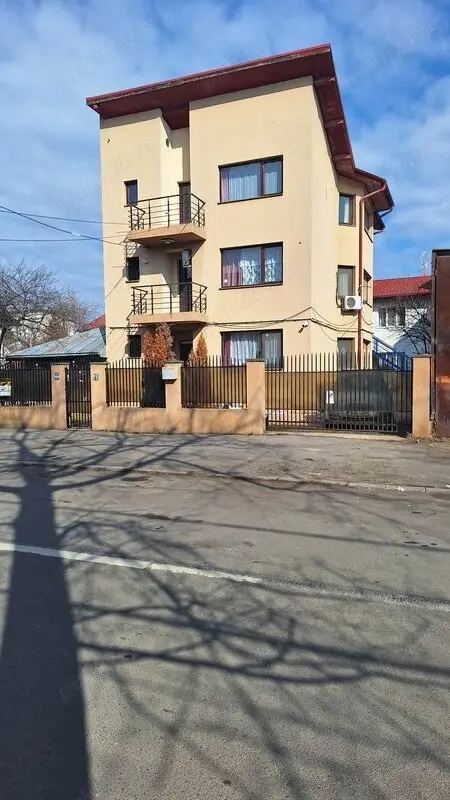 Proprietar,inchiriez garsoniere in vila,cartier DAMAROAIA,sector 1,capat tramvai 24,Autobuz ,Metrou