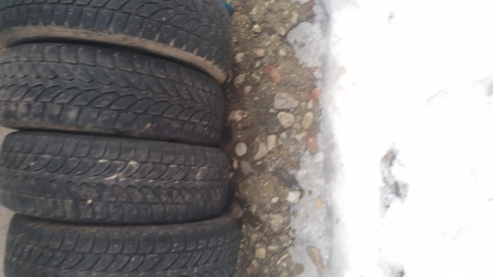 vând jante cu cauciucuri de iarna 