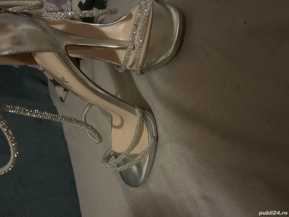 Pantofi eleganți cu toc 