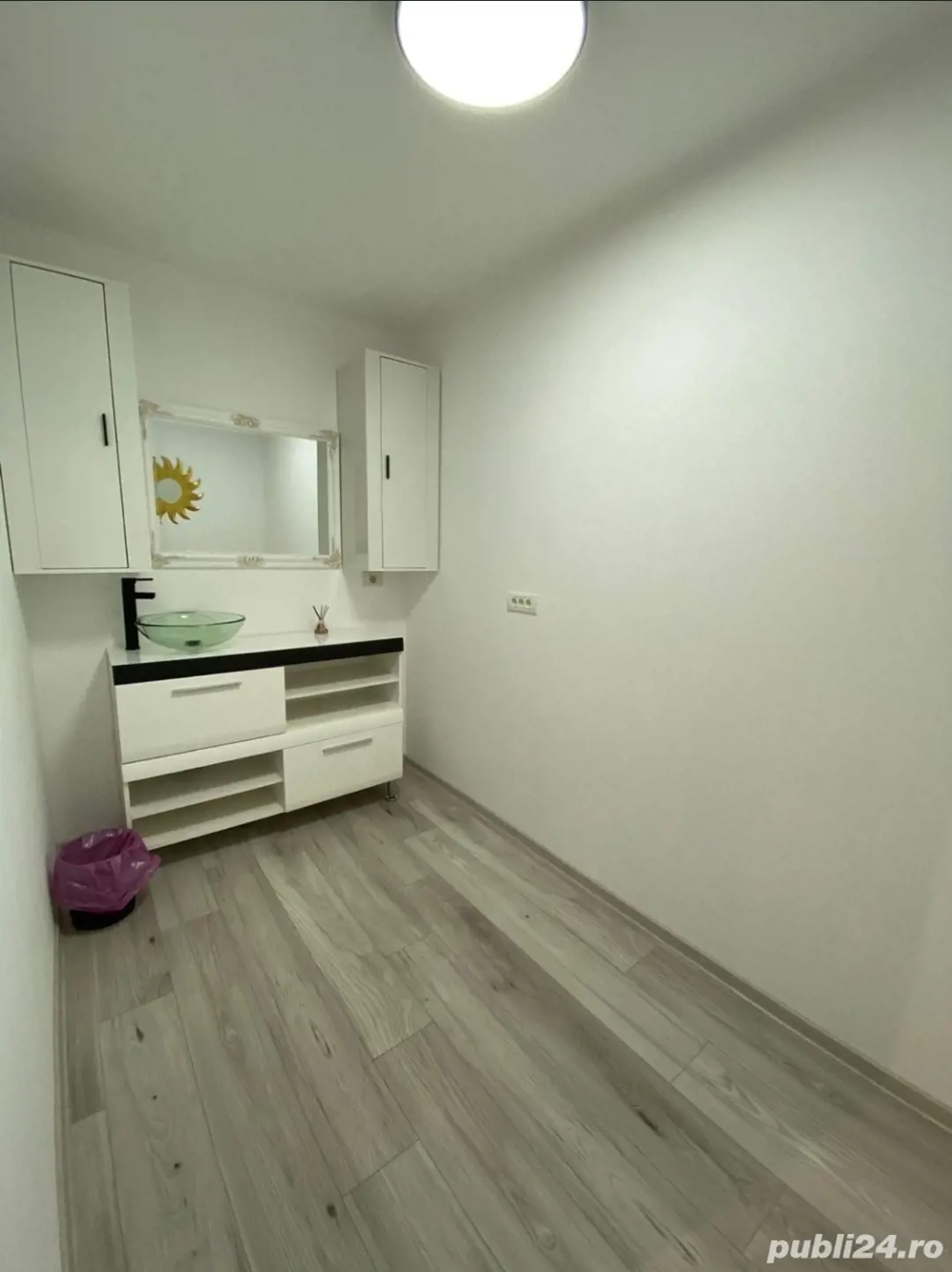 post disponibil in salon