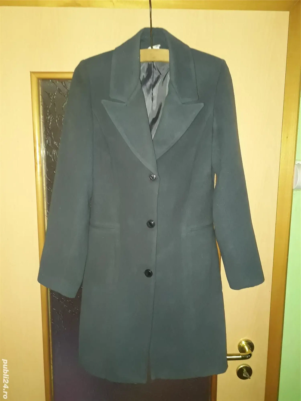 Vând palton din lână, culoare albastru-petrol, model clasic!