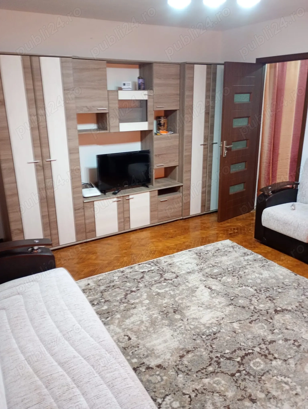 Închiriez apartament 