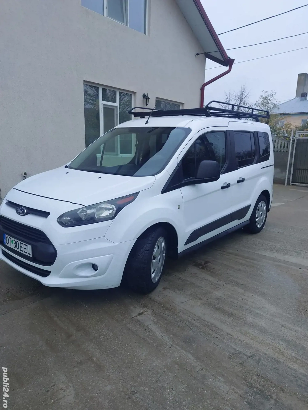 vând  ford transit conect 5 locuri motor 1,5 d