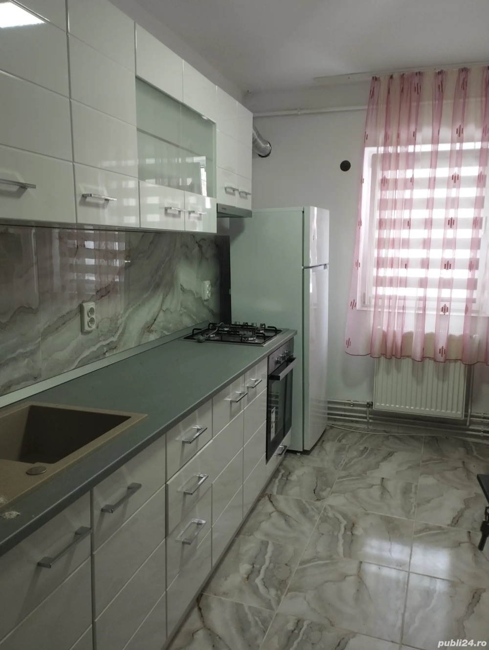 Închiriez apartament cu 2 camere 
