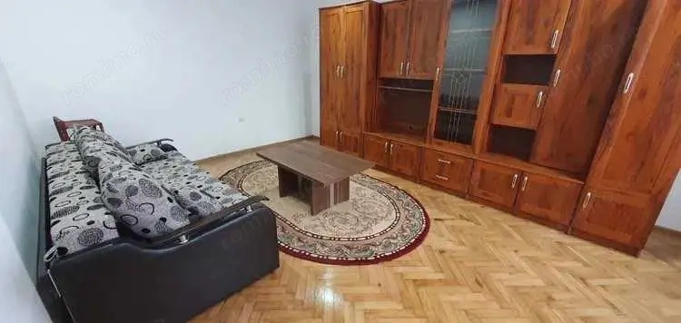 Casa cu 2 camere, curte comuna, spre inchiriere, in zona centrala.