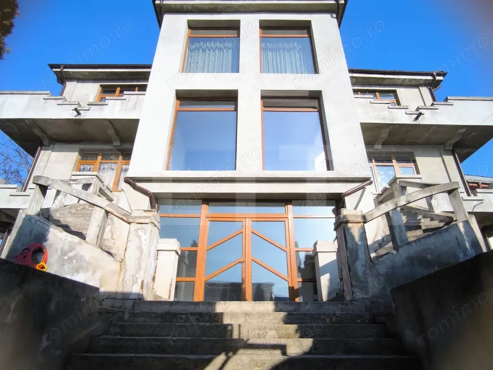 Vila P+2E, 550 mp utili pe 970 mp teren,stradal, zona Gradinii Botnice