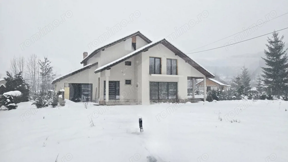 Casa individuala cu 4 camere,pretabila casa de vacanta sau pensiune,Pianu de Sus