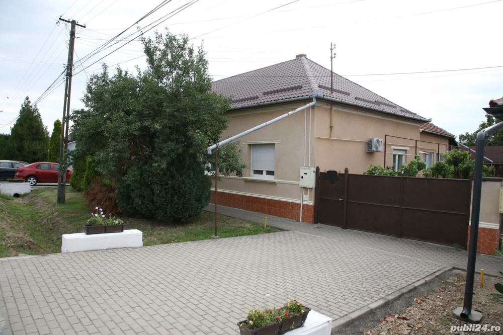 Casa solida din caramida, renovata, in Zimandu Nou, teren 900 mp 