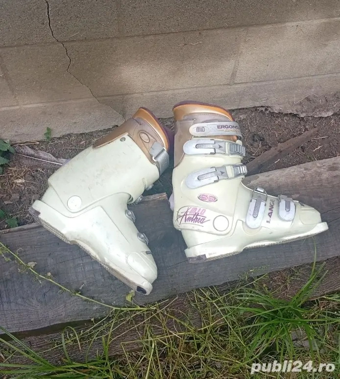 Vând schiuri cu bete clapari și bete,detalii in pv!