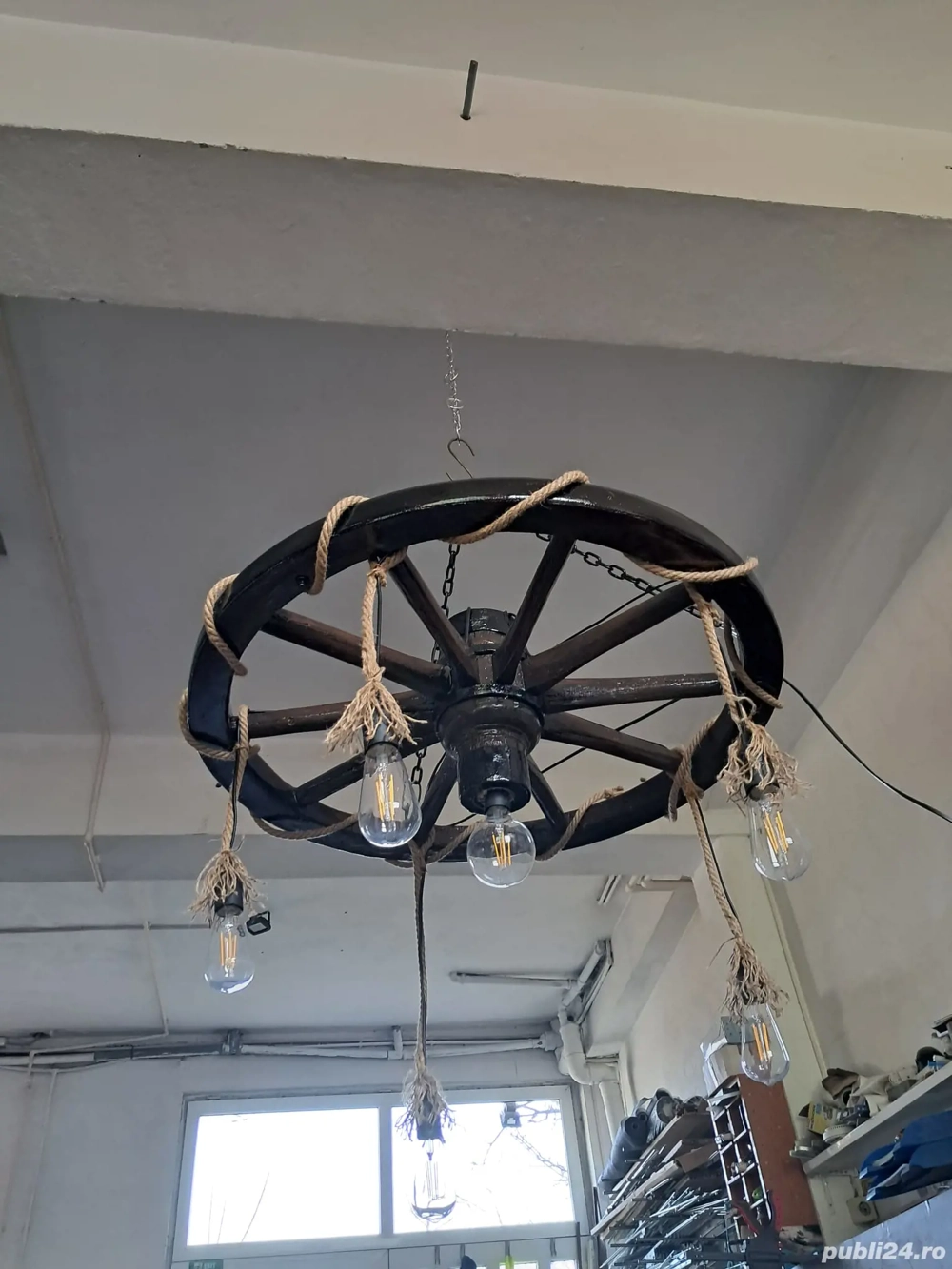 Lustră rustică din roata