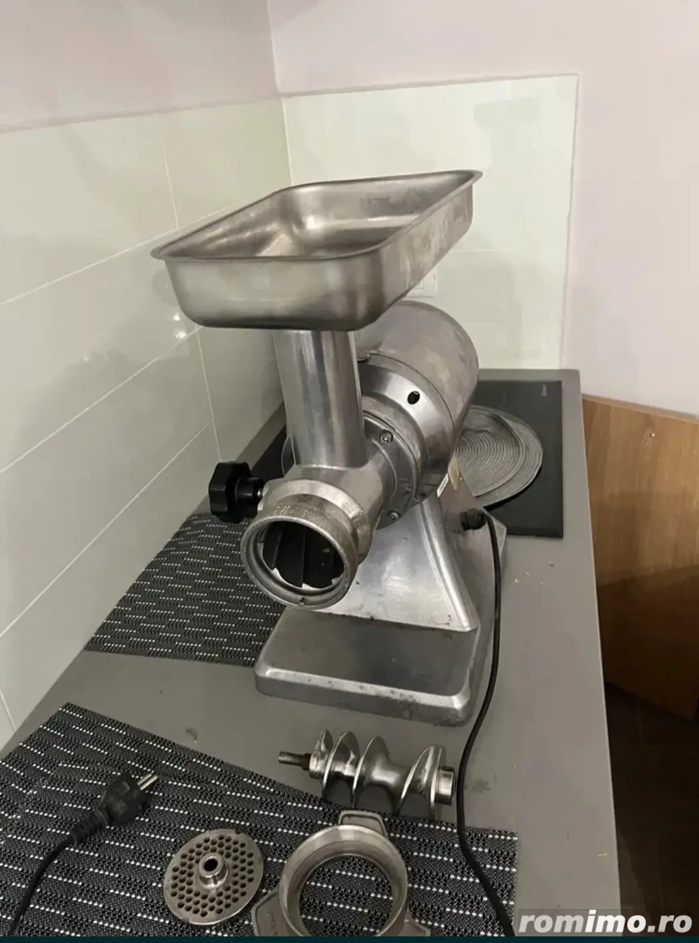 Vând masina tocat carne profesionala de putere mare !(masina functioneaza perfect )100 %inox aliment