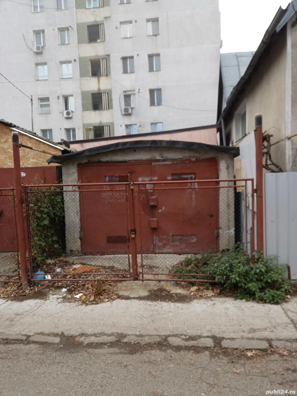 Vând garaj proprietate pe teren proprietate.