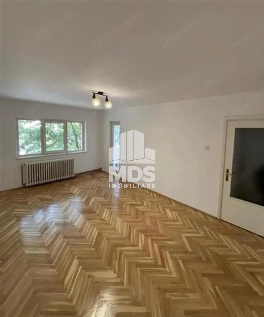 Decomandat la etajul 1 cu garaj sub bloc