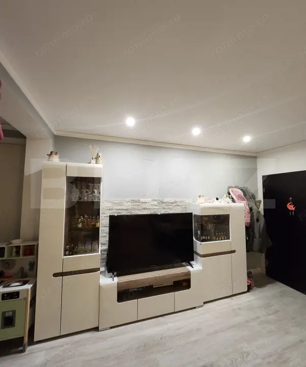 Apartament 3 camere, 2 bai, 2 parcari, 92 mp, zona Florilor