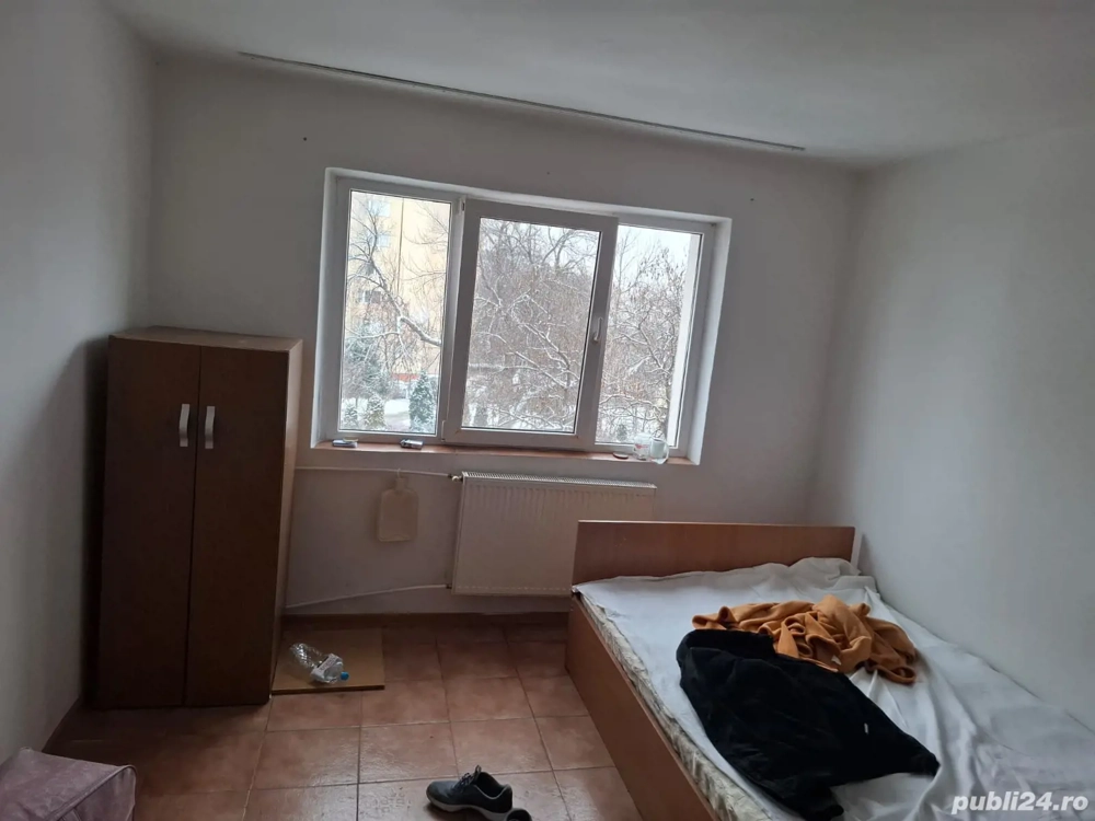 Închiriez camera de cămin 