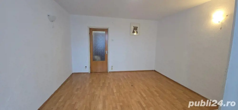 Proprietar vand garsoniera zona Favorit bloc T1 Tratoria