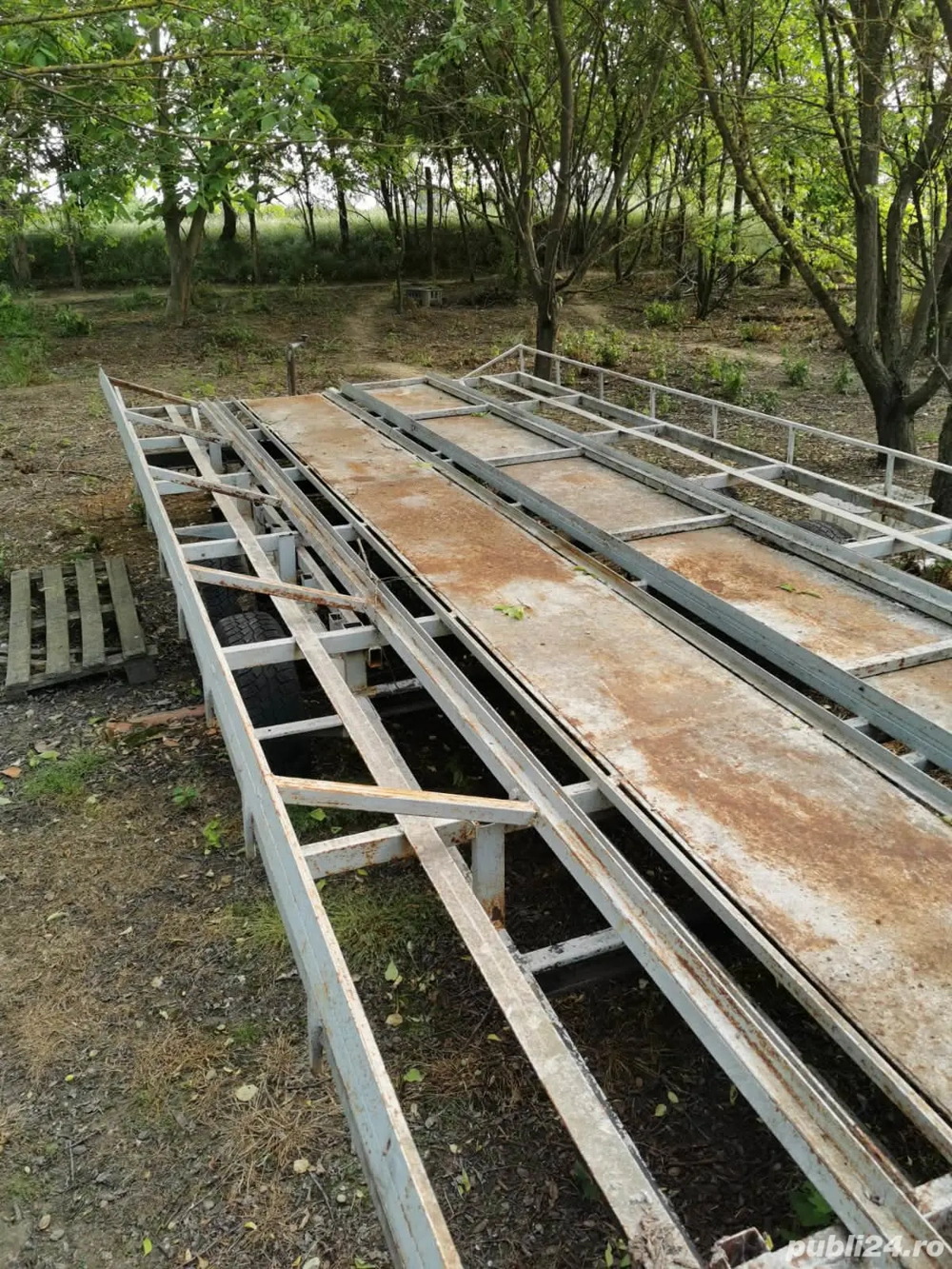 Remorca apicola platforma foarte buna pentru stupi si fan,paie