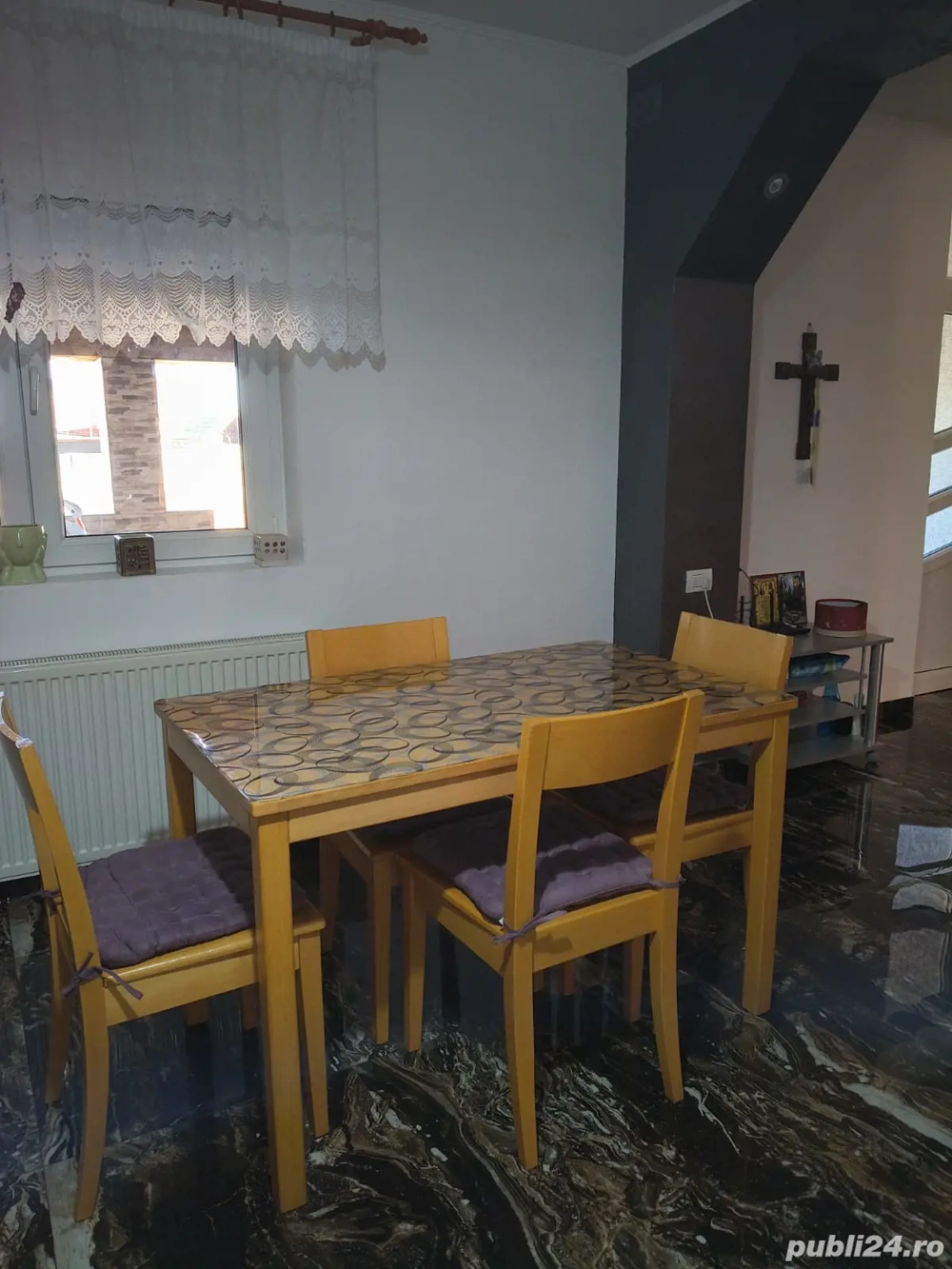 Vând două mese și șase scaune din lemn masiv 