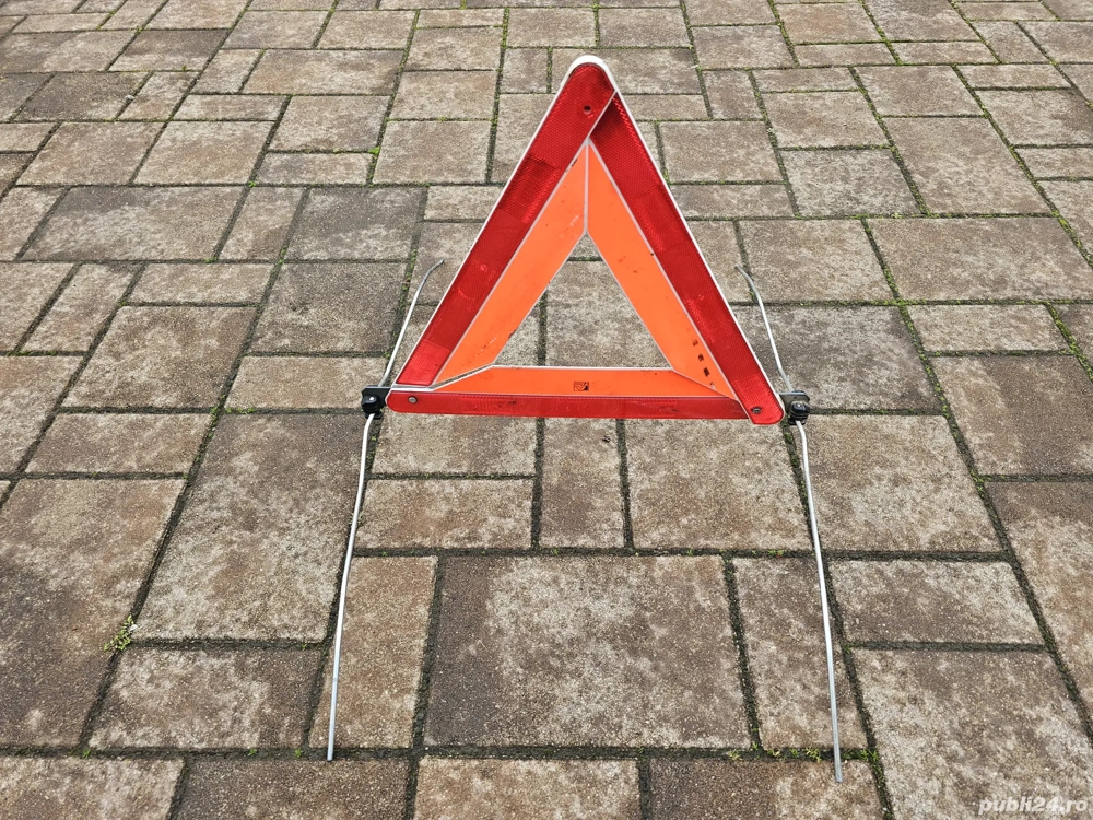 Vând sau schimb Triunghi Auto Reflectorizant, Stare Foarte Bună