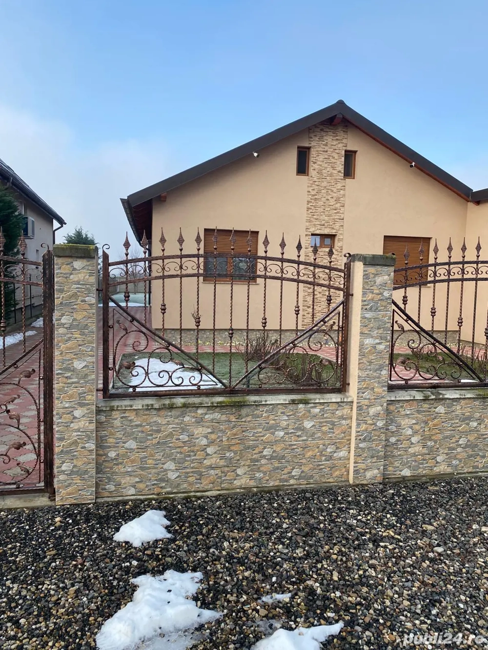 Vând casă individuală pe parter,la 7 km de Arad.