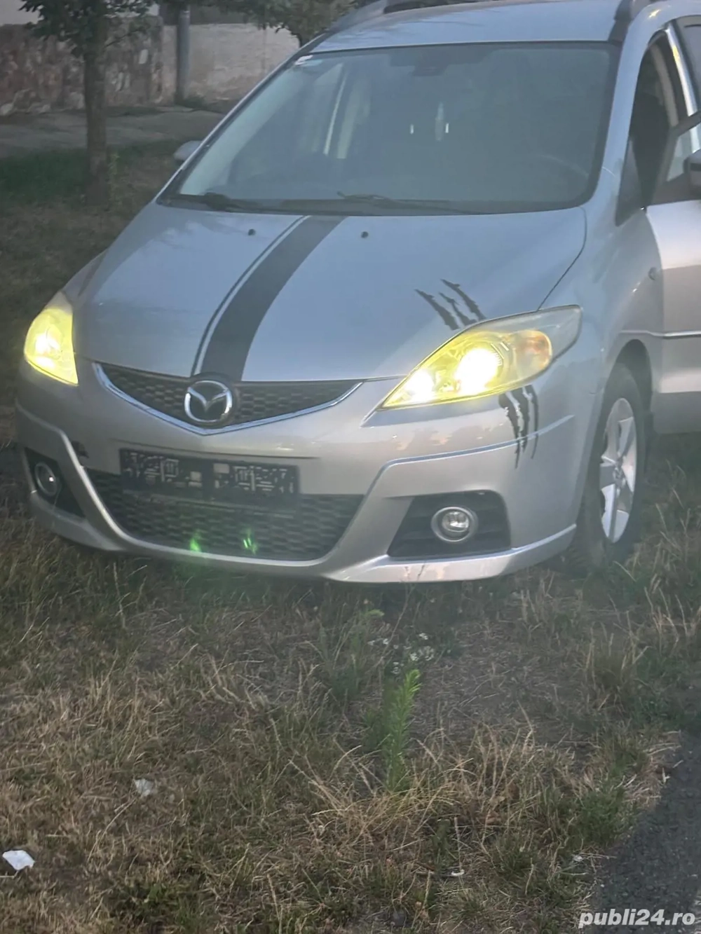 Vând sau schimb Mazda 5