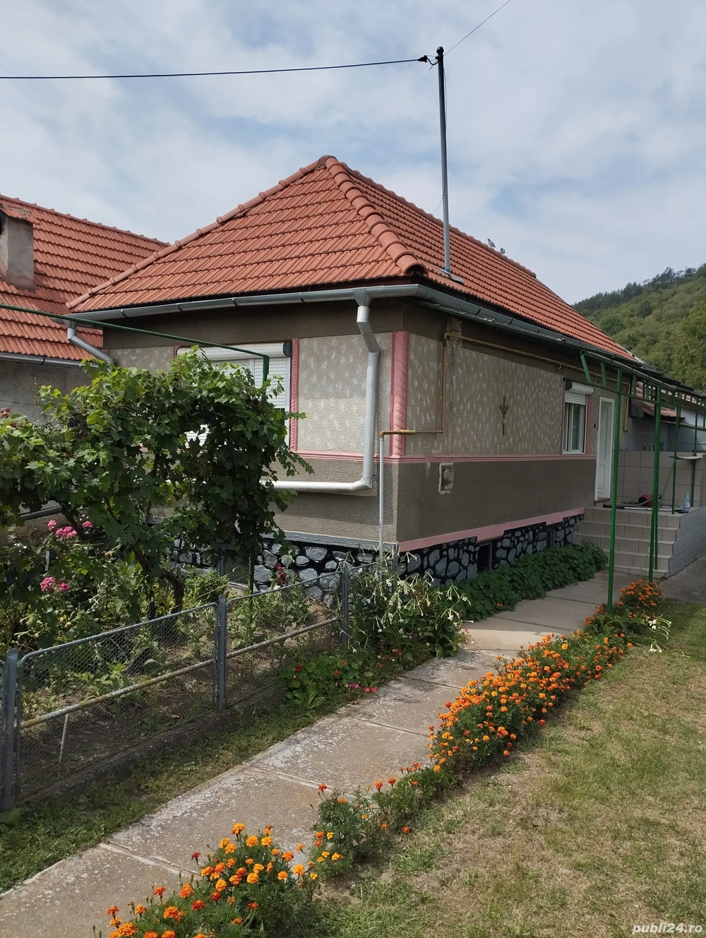 Casă de vânzare Șeica Mare la 32 km de Sibiu  trimite  email pentru telefon privat cu WhatsApp 