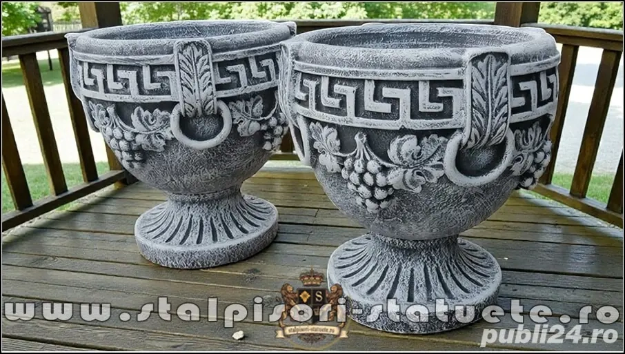 Vază ornament versace cu picior, gri patinat, model V8.