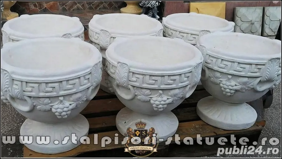 Vază ornament versace, alb marmorat, model V8.