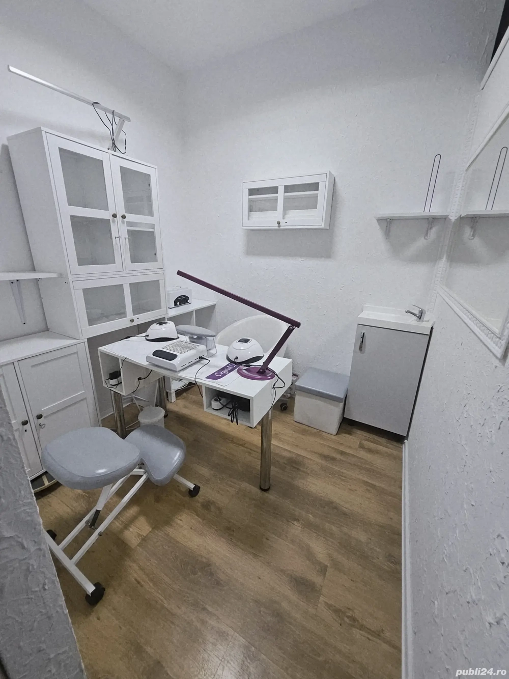 Salon caut manichiurista