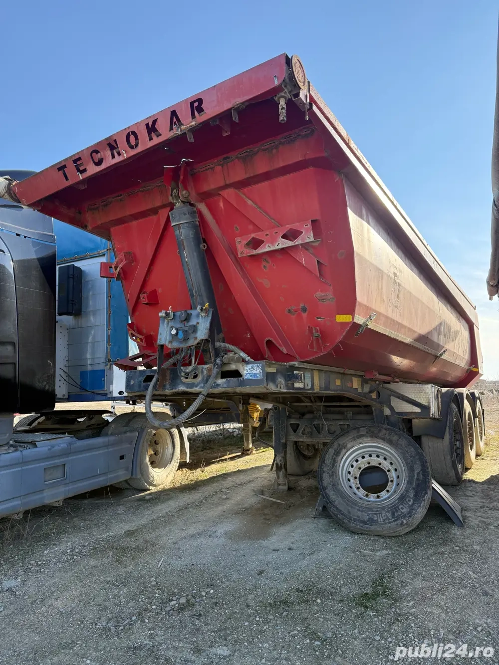 Vând semiremorca basculabila 