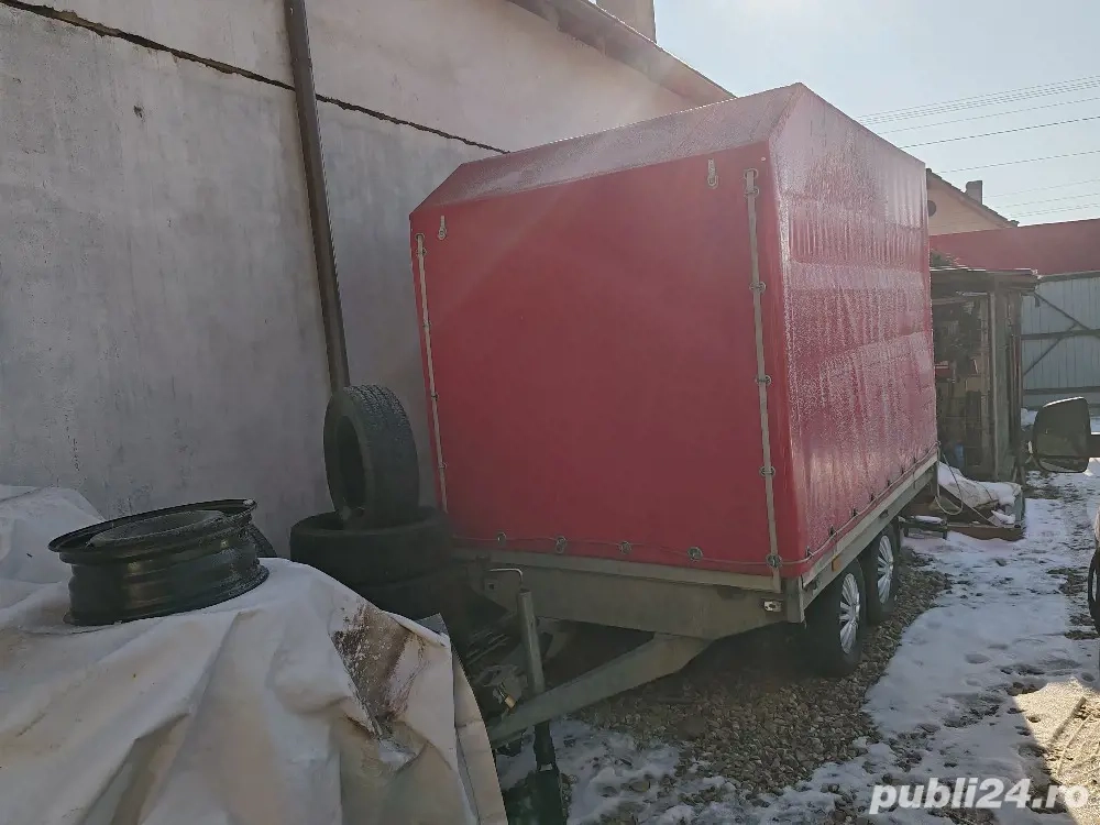 Remorca de 3 m cu prelata
