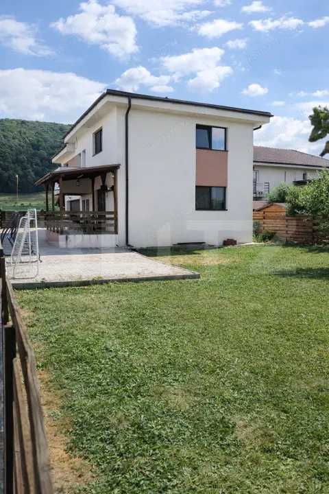 Casa individuala moderna cu panouri fotovoltaice, 600mp teren, 5 camere si garaj