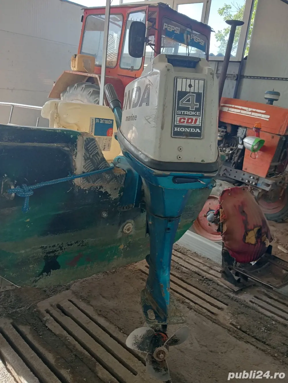 barcă cu motor honda de 10 cp 4 timpi