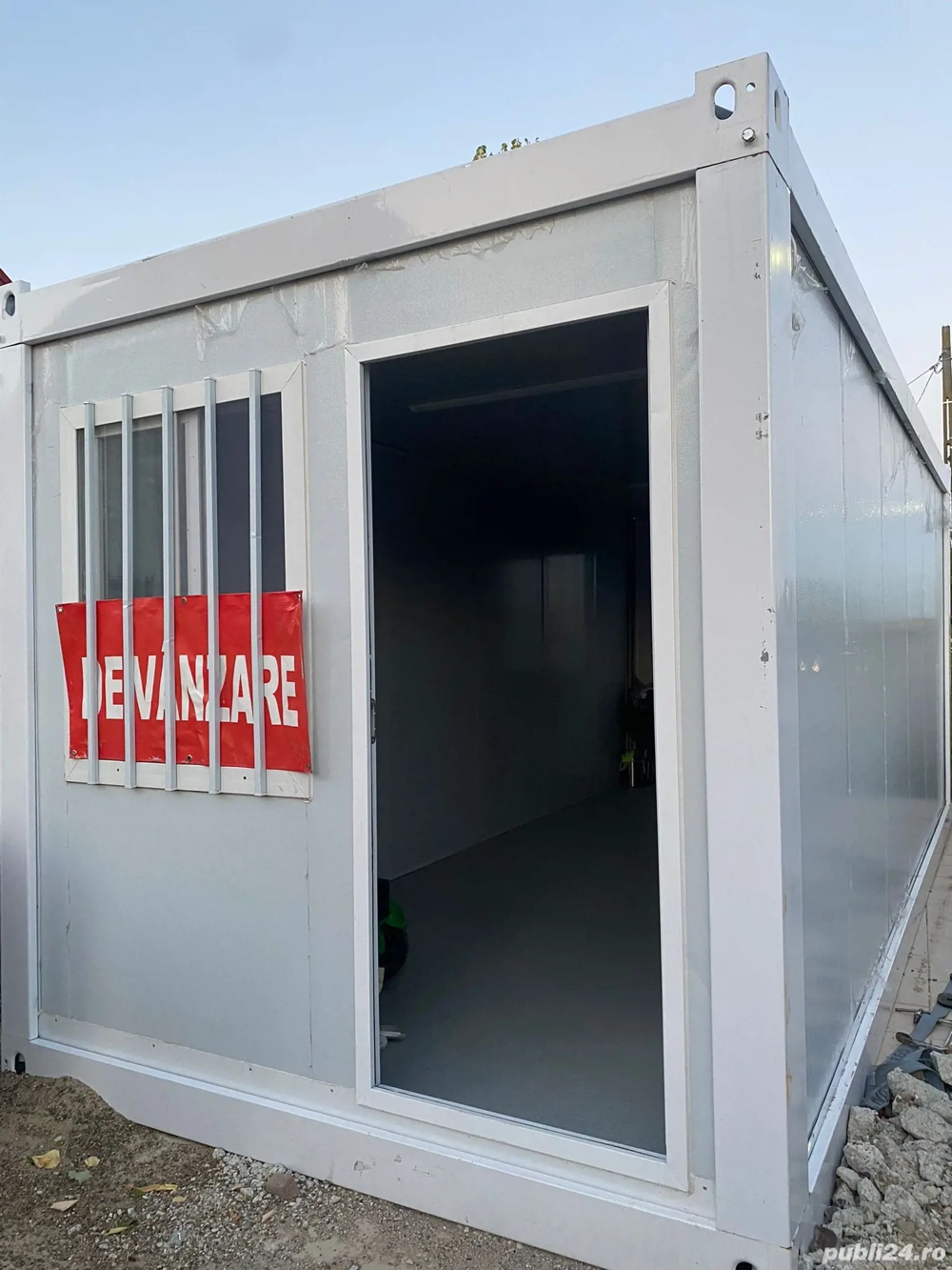 Vând container 2,4x6m